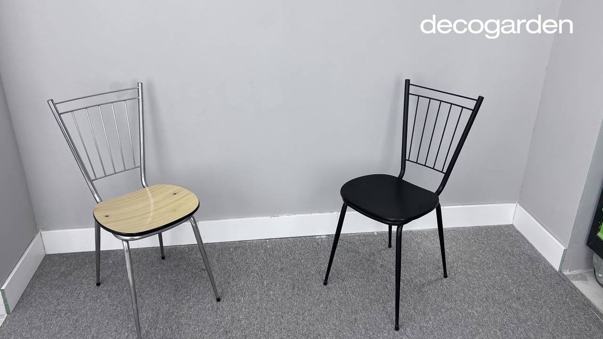 Sillas de formica antiguas, a la derecha la pieza restaurada en negro.