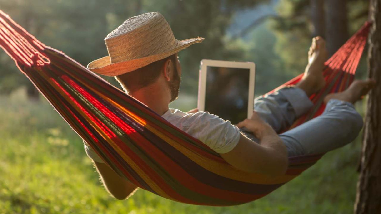 Persona relajándose en una hamaca