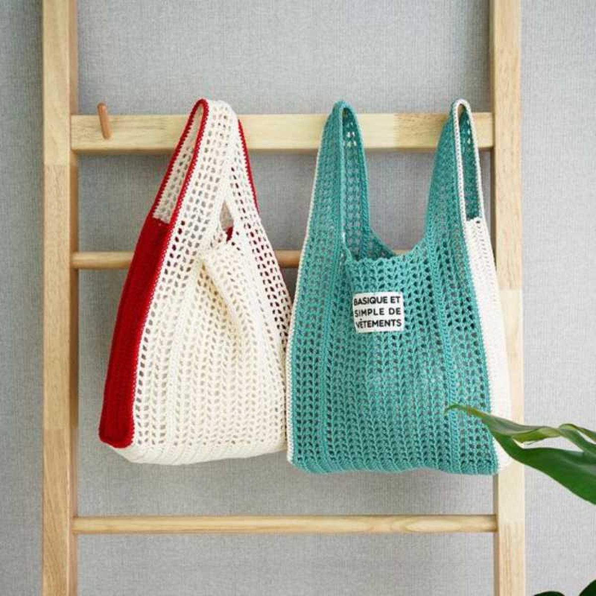 Bolsos hechos con punto calado en dos colores.
