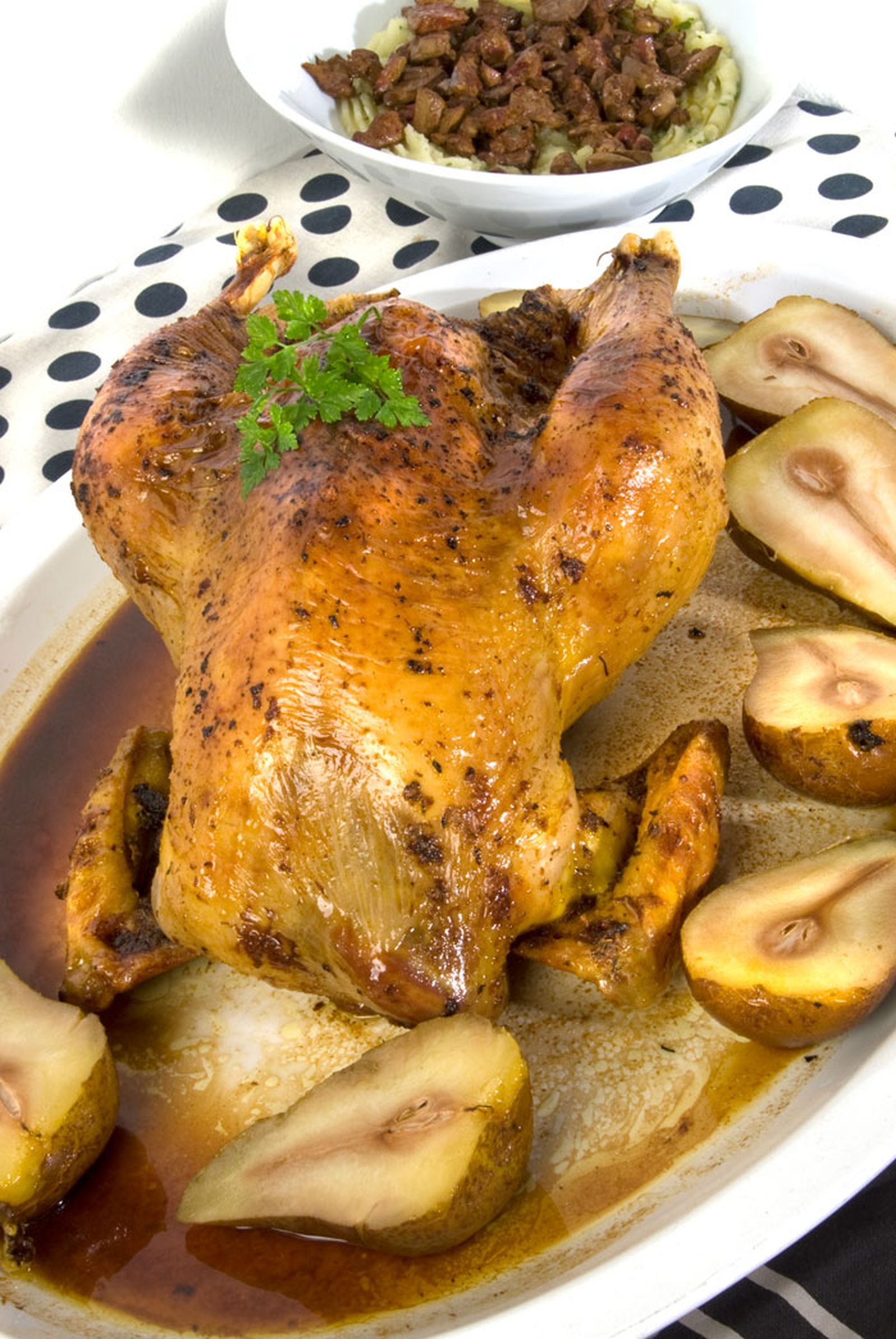 Capón asado con peras y puré de patata
