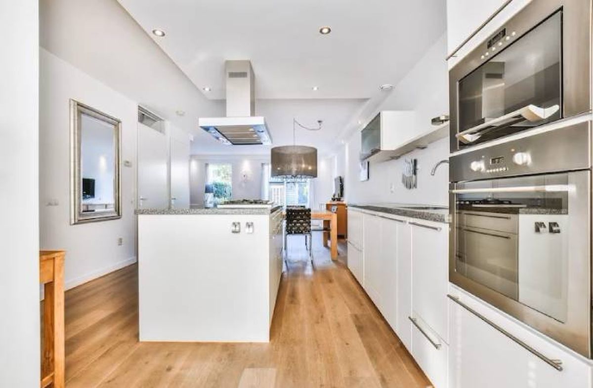 Ideas y consejos para distribuir de manera eficiente una cocina alargada 16