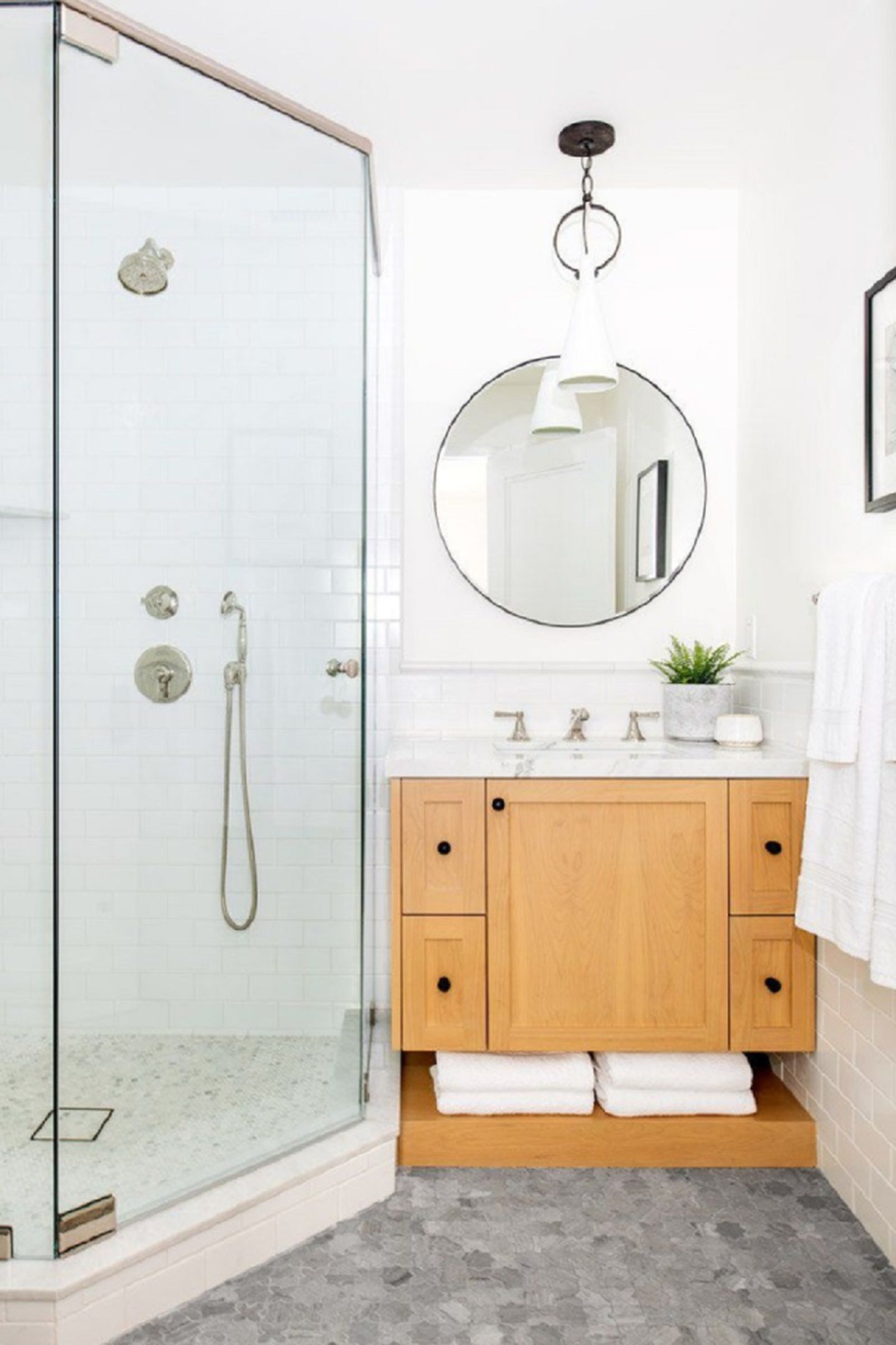 Baños pequeños con ducha las claves para decorarlos y aprovechar el espacio 2