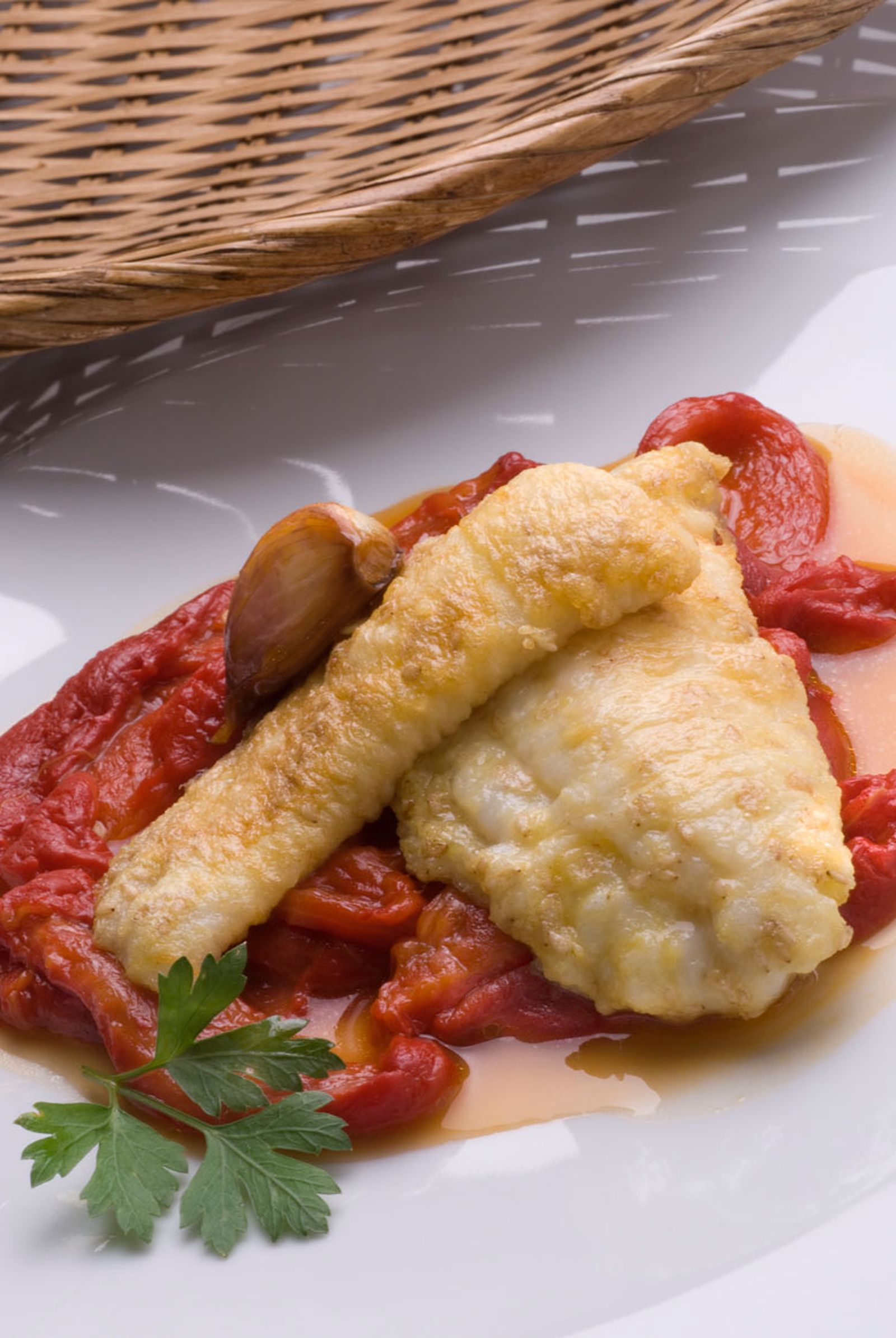 Gallo rebozado con morrones asados