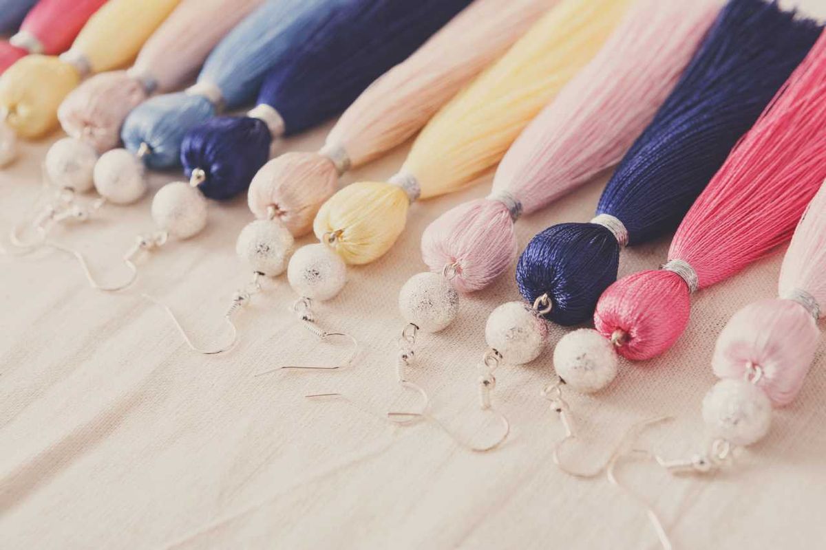 Pendientes de flecos de colores.