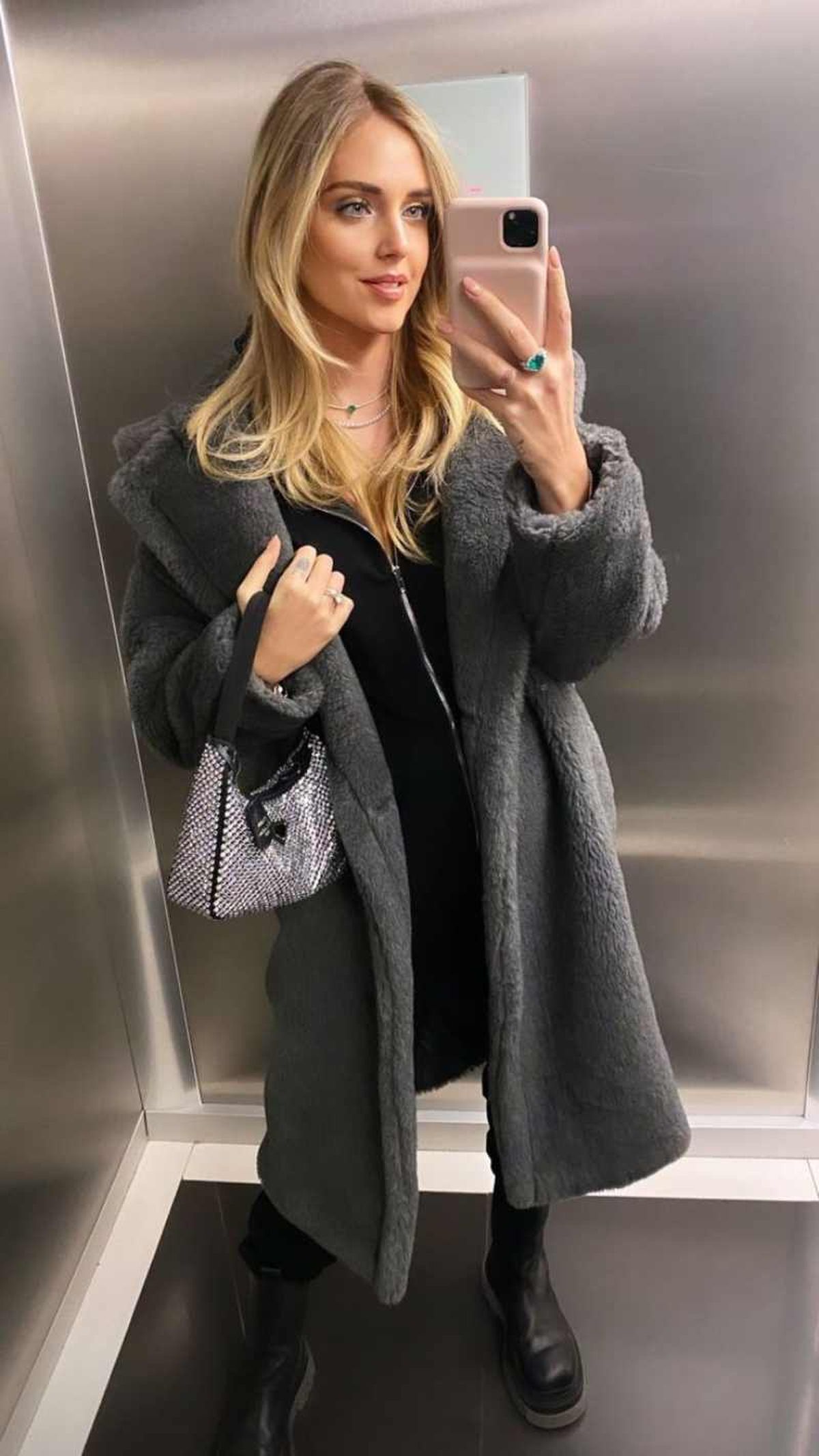 Chiara Ferragni con abrigo gris y total look en negro