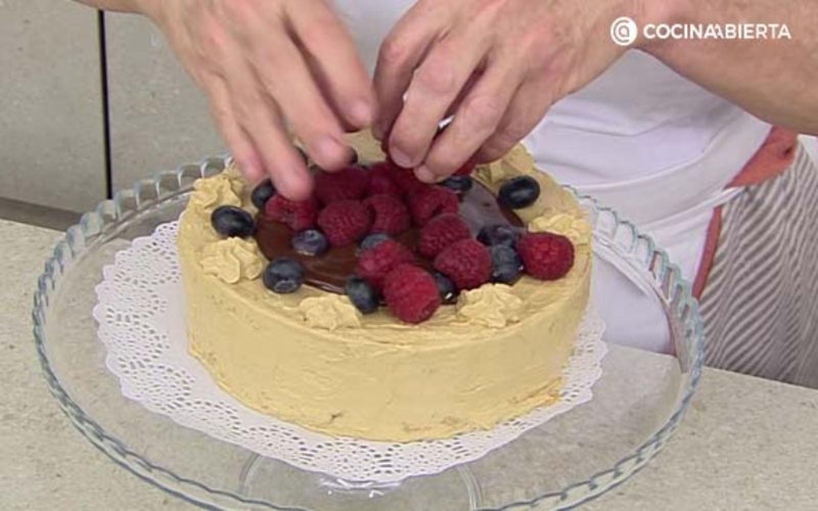 Puedes decorar la tarta de moka con frutos rojos para darle un toque de color