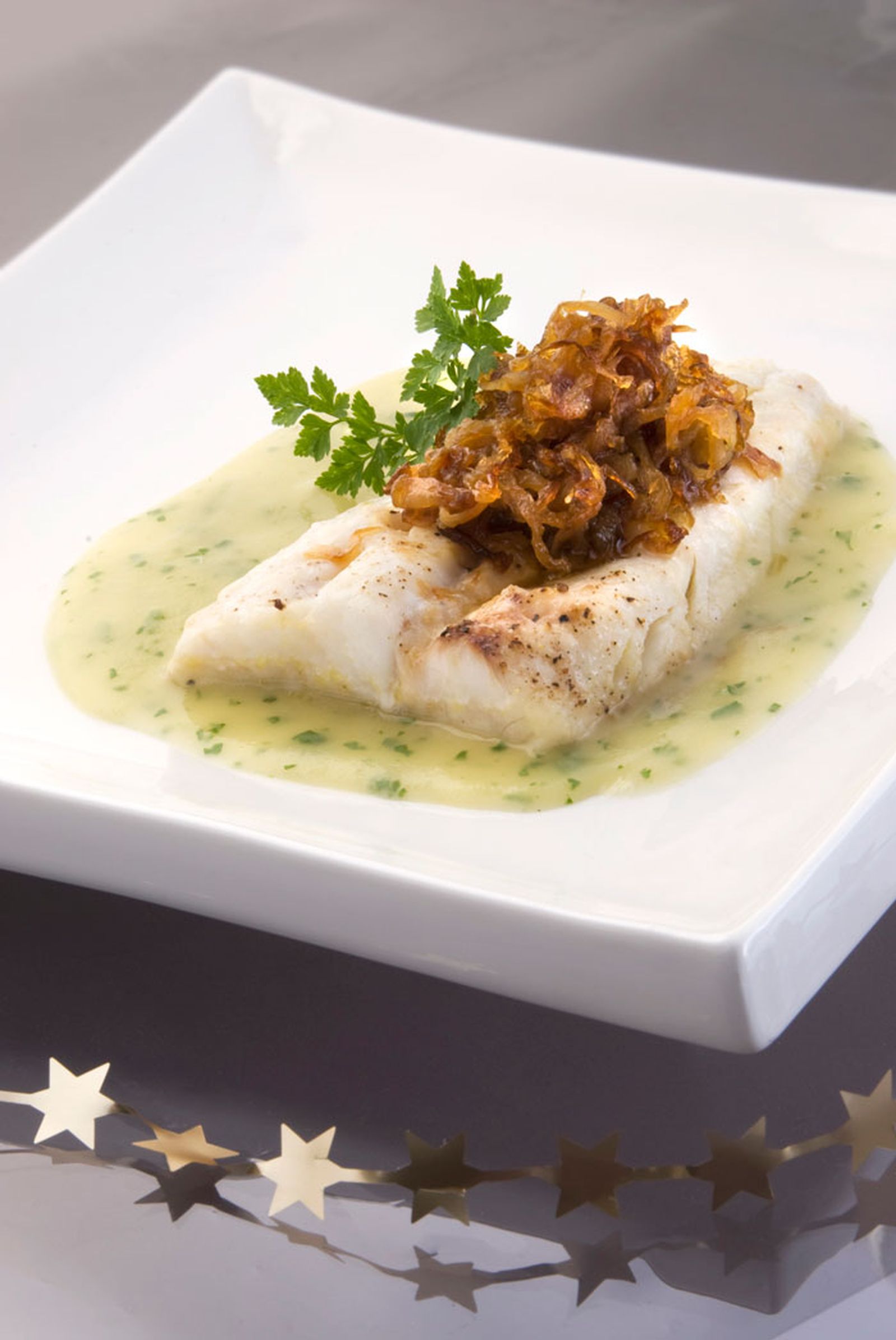 Pescadilla con cebolla confitada