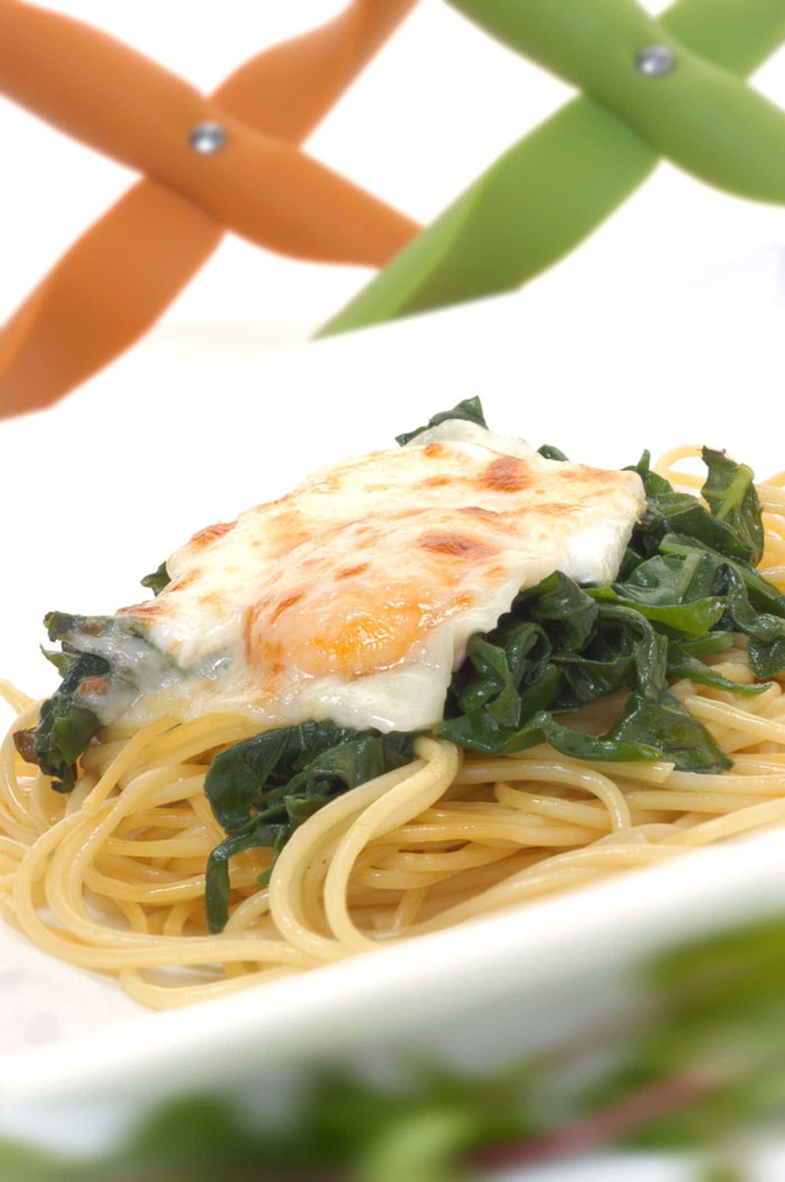 Nidos de espinacas con pasta y huevos