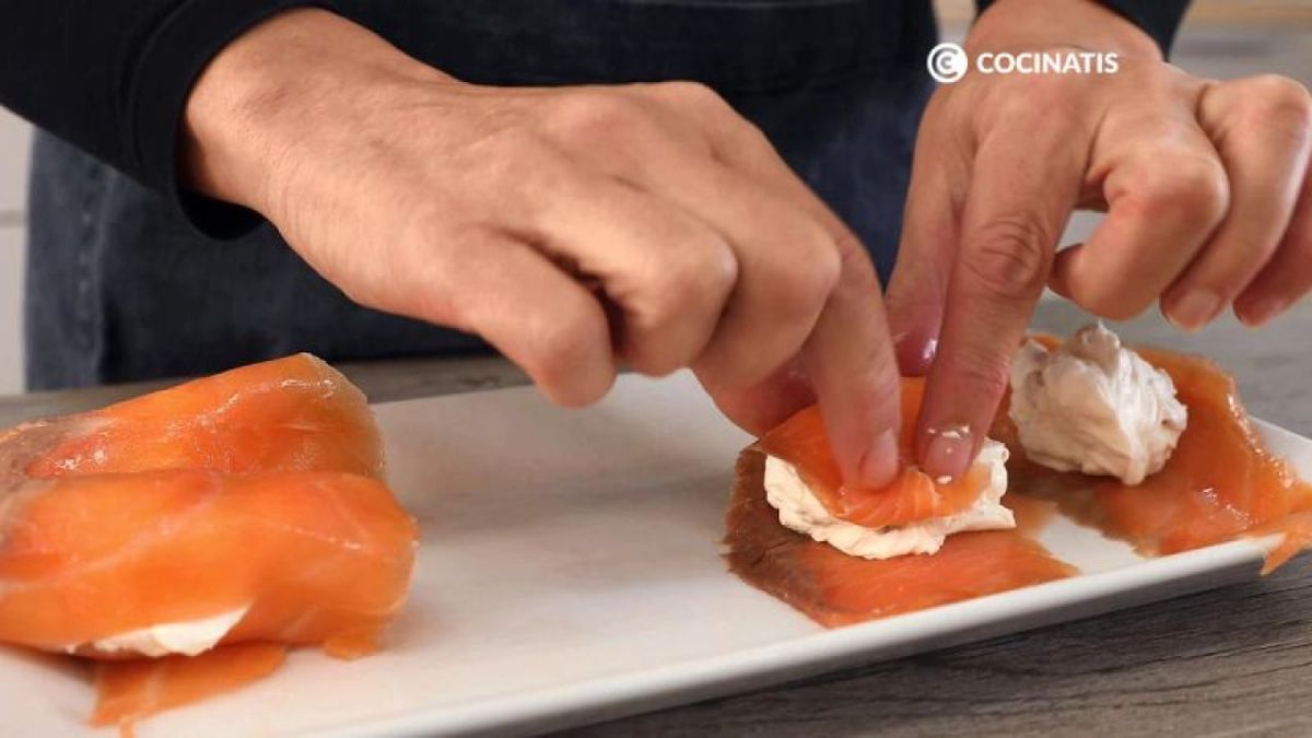 Cerramos los rollitos de salmón rellenos de queso