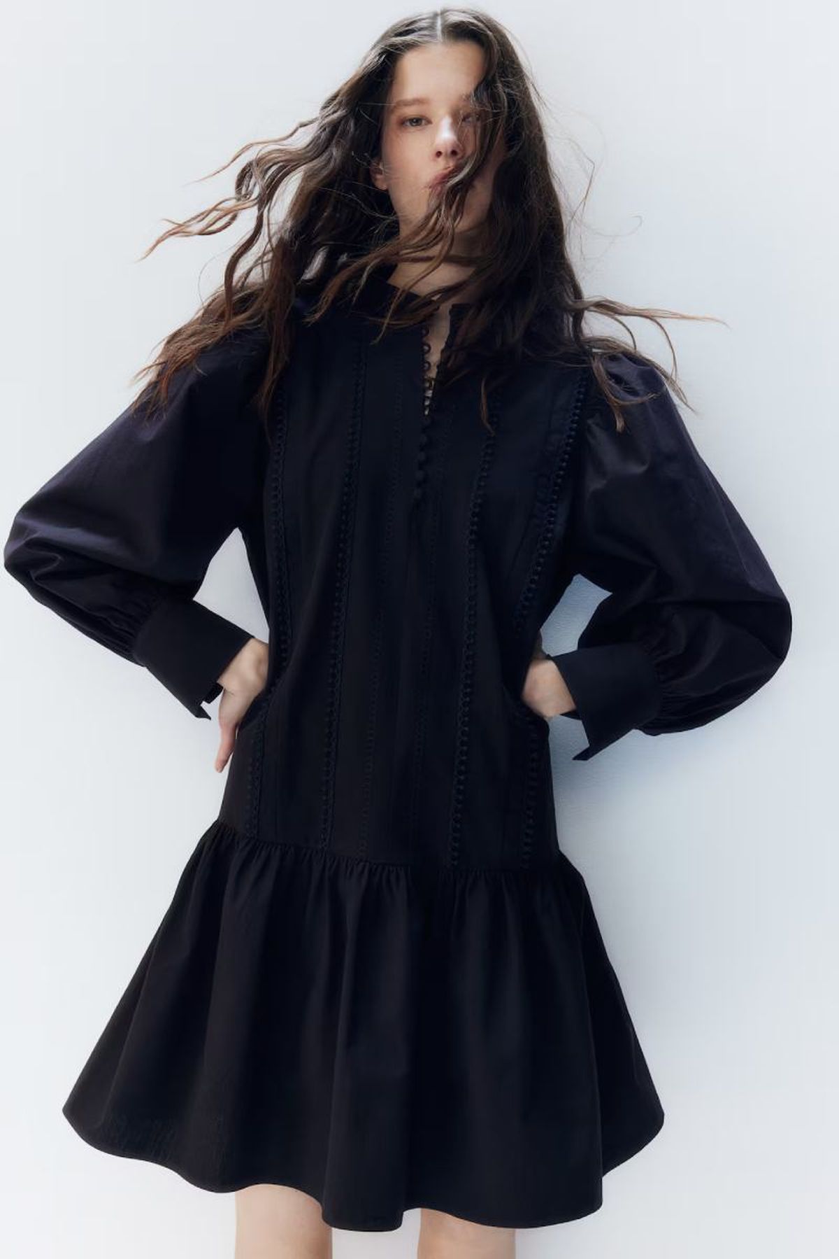 Vestido negro con botones y bordados