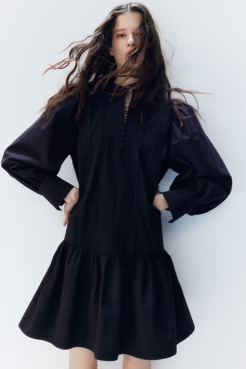Vestido negro con botones y bordados