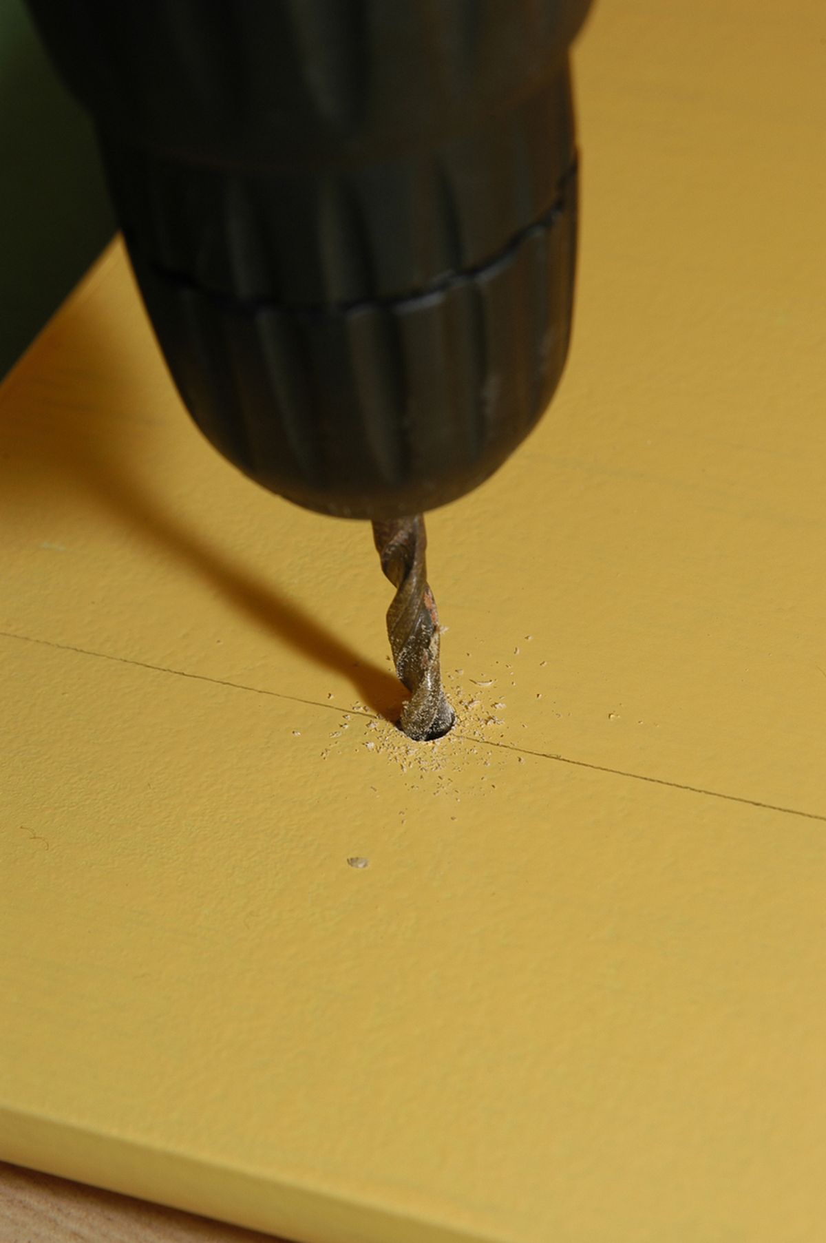 Tiradores de puertas en los armarios de la cocina paso 3