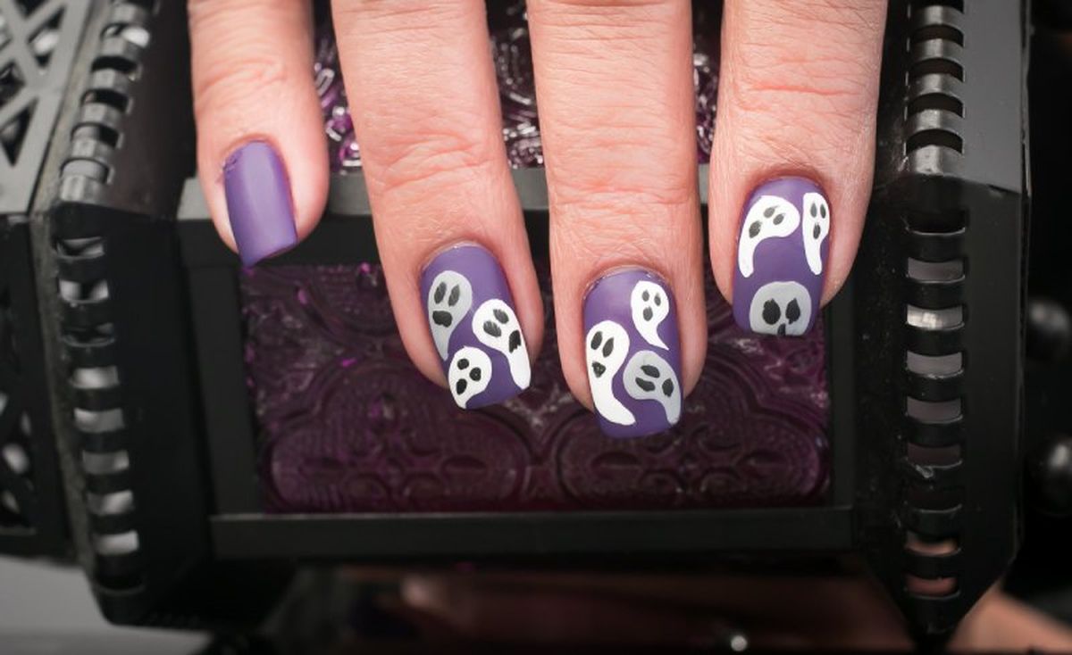 Los fantasmas siempre resultan divertidos en una manicura de Halloween