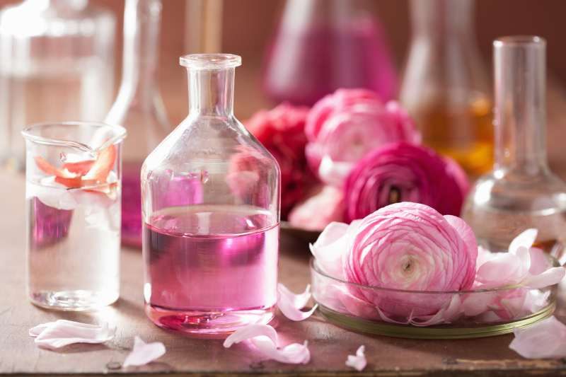 Puedes perfumar el agua de la plancha con aceite de rosas para un aroma fresco y limpio,