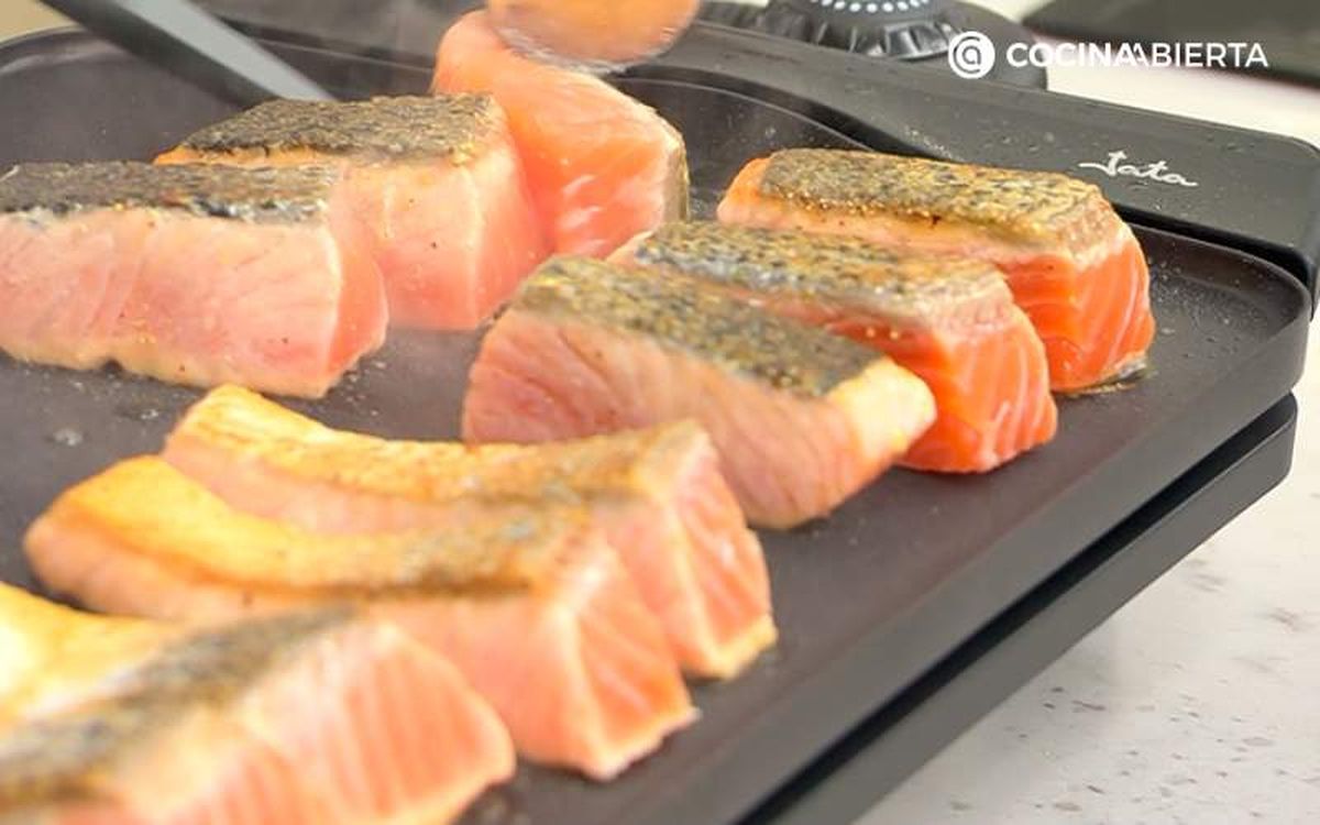 Cocina el salmón durante 1-2 minutos por cada lado