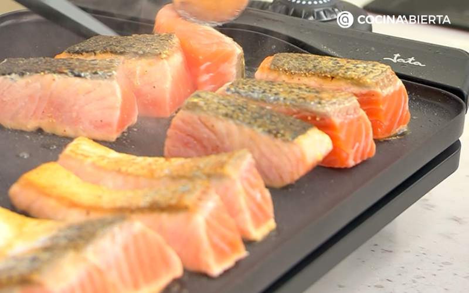 Cocina el salmón durante 1-2 minutos por cada lado
