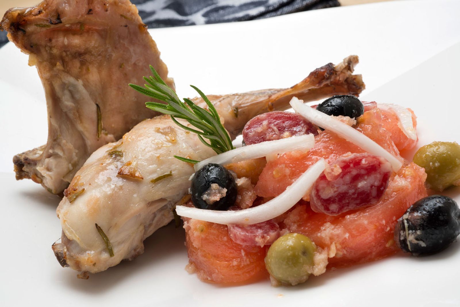 5205 Conejo asado con ensalada ibicenca (590) xl