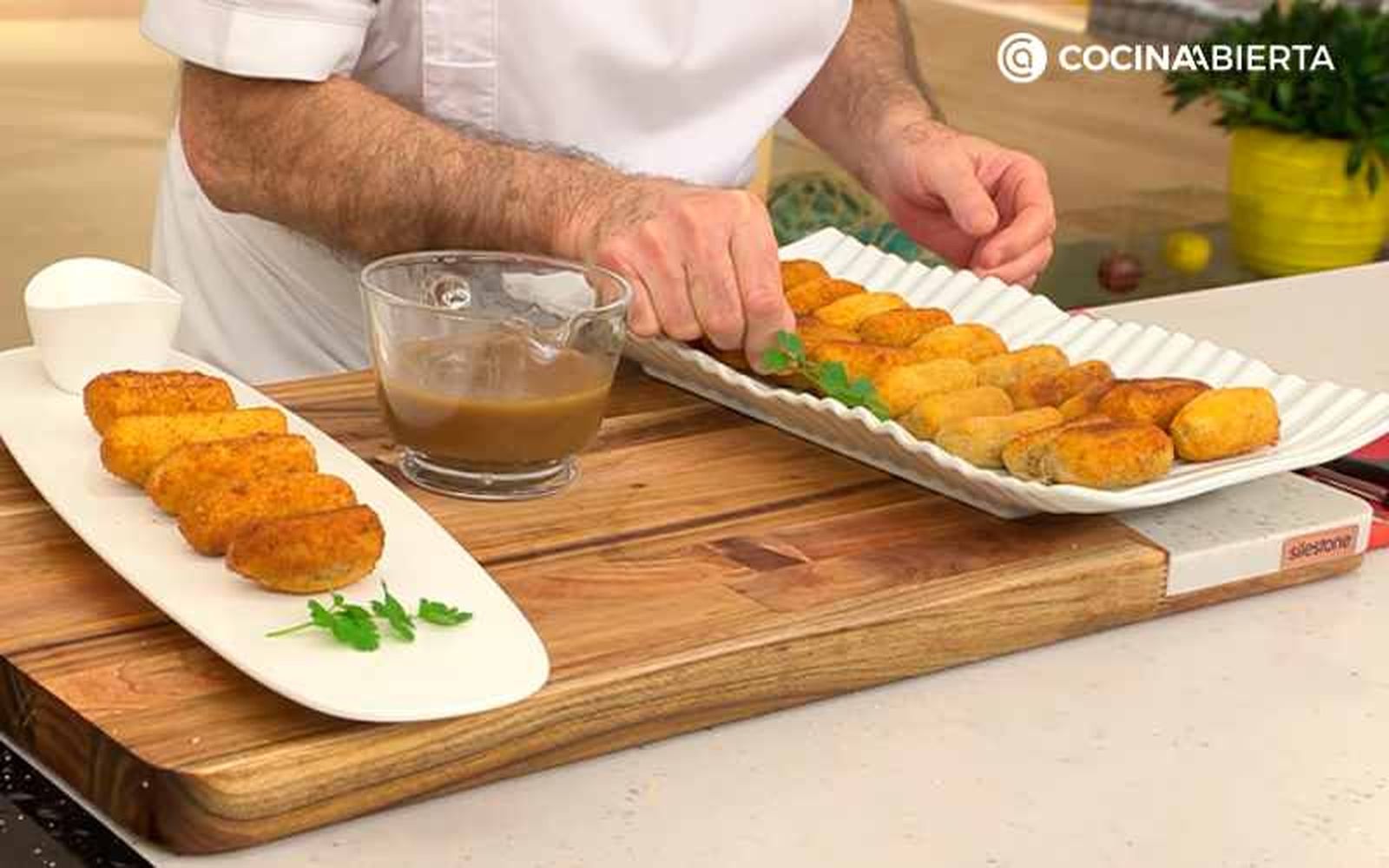 Sirve las croquetas de rabo de ternera