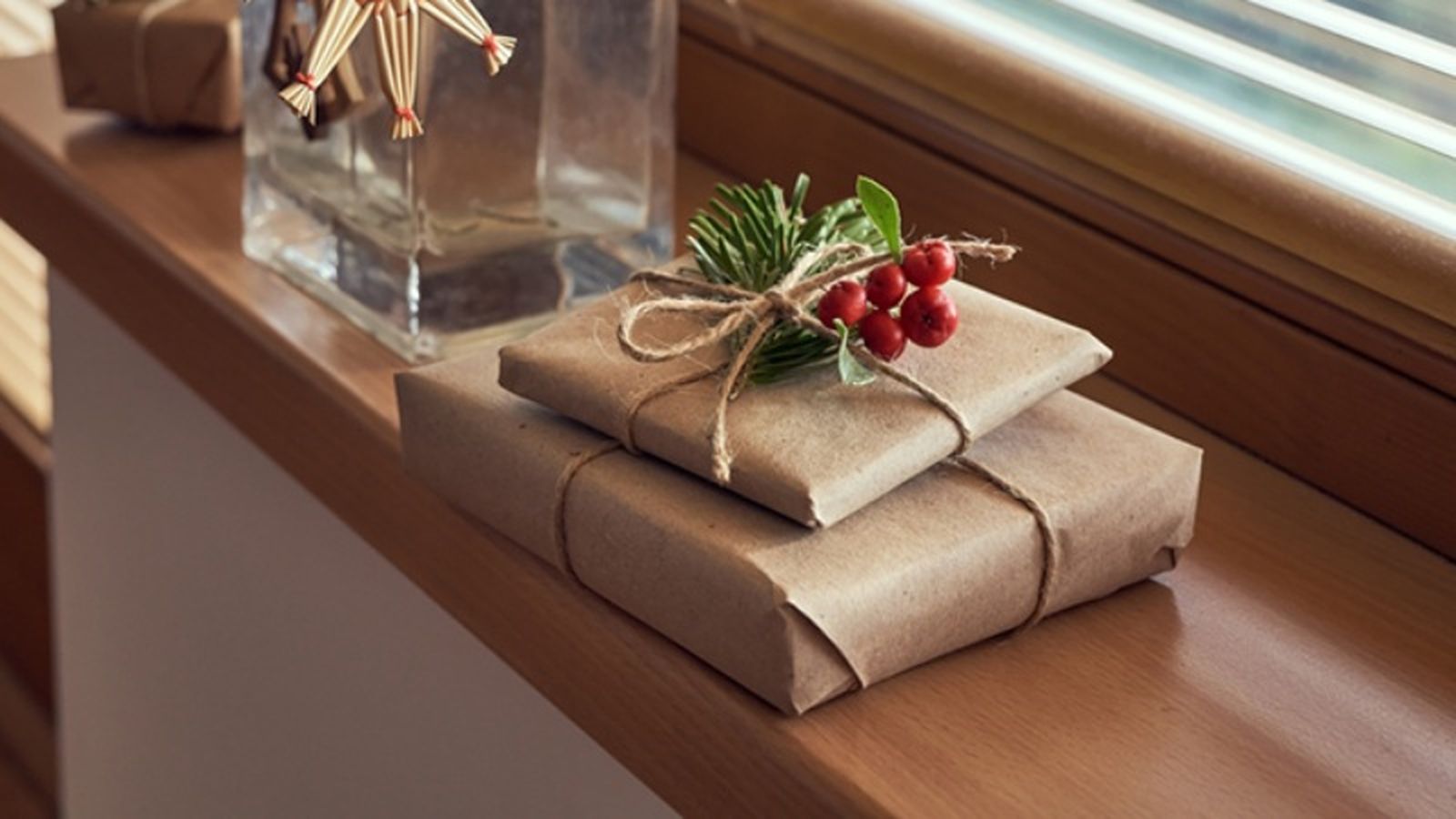 Ramas de gaulteria decorando el regalo.