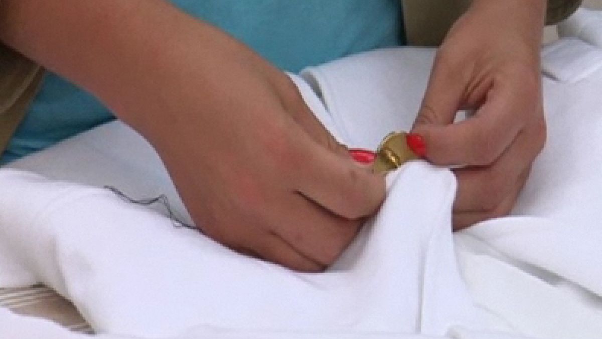 Sustituir los botones para personalizar una blazer.