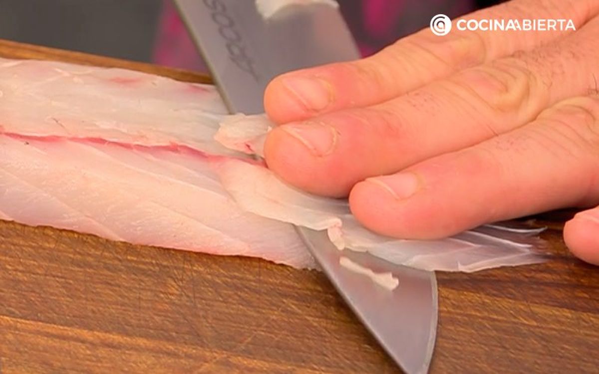 Corta el lomo del pescado en filetes finos