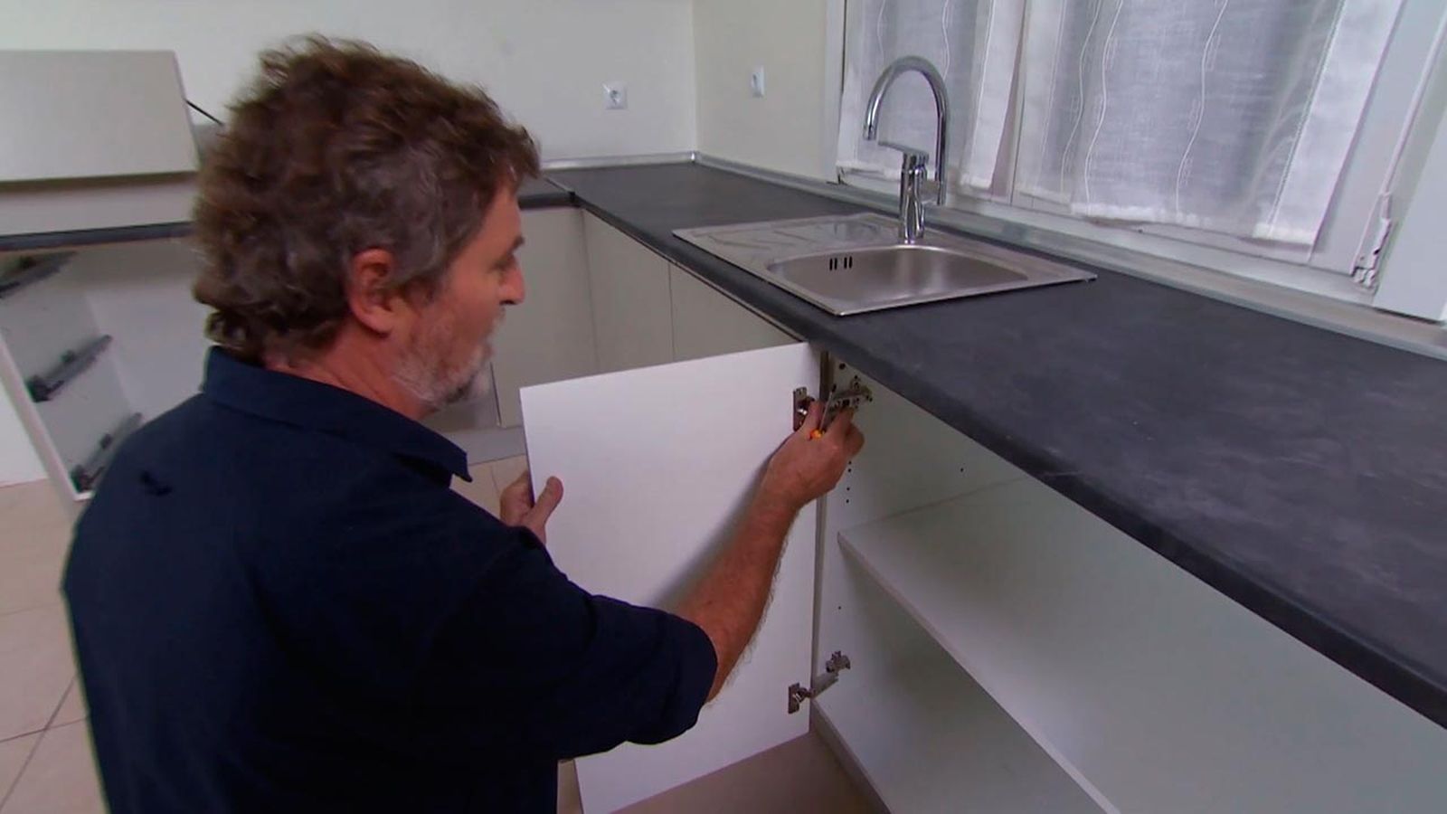 Cómo instalar una cocina en ángulo (Parte 2) paso 12