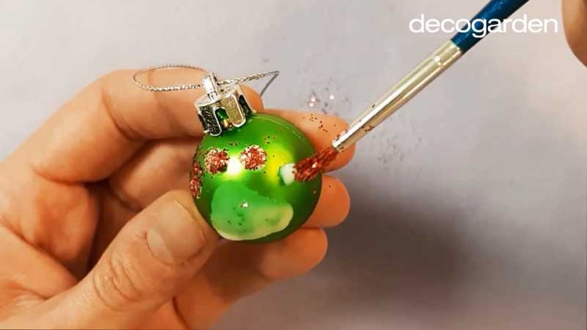 Pintar bola de Navidad con la huella de la mascota.