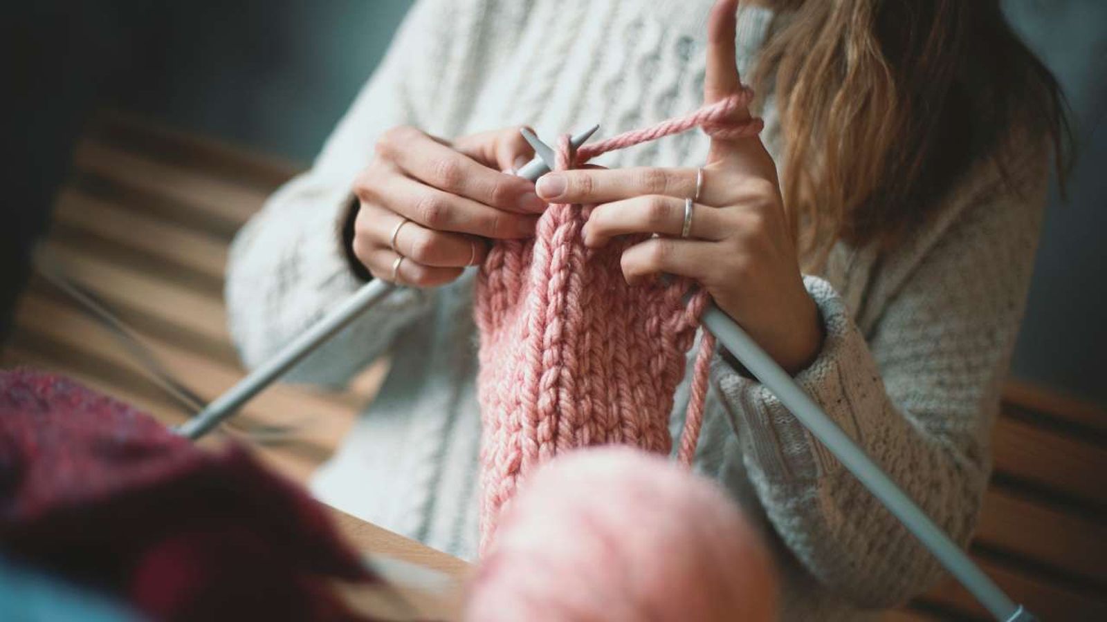 Hacer punto del revés.