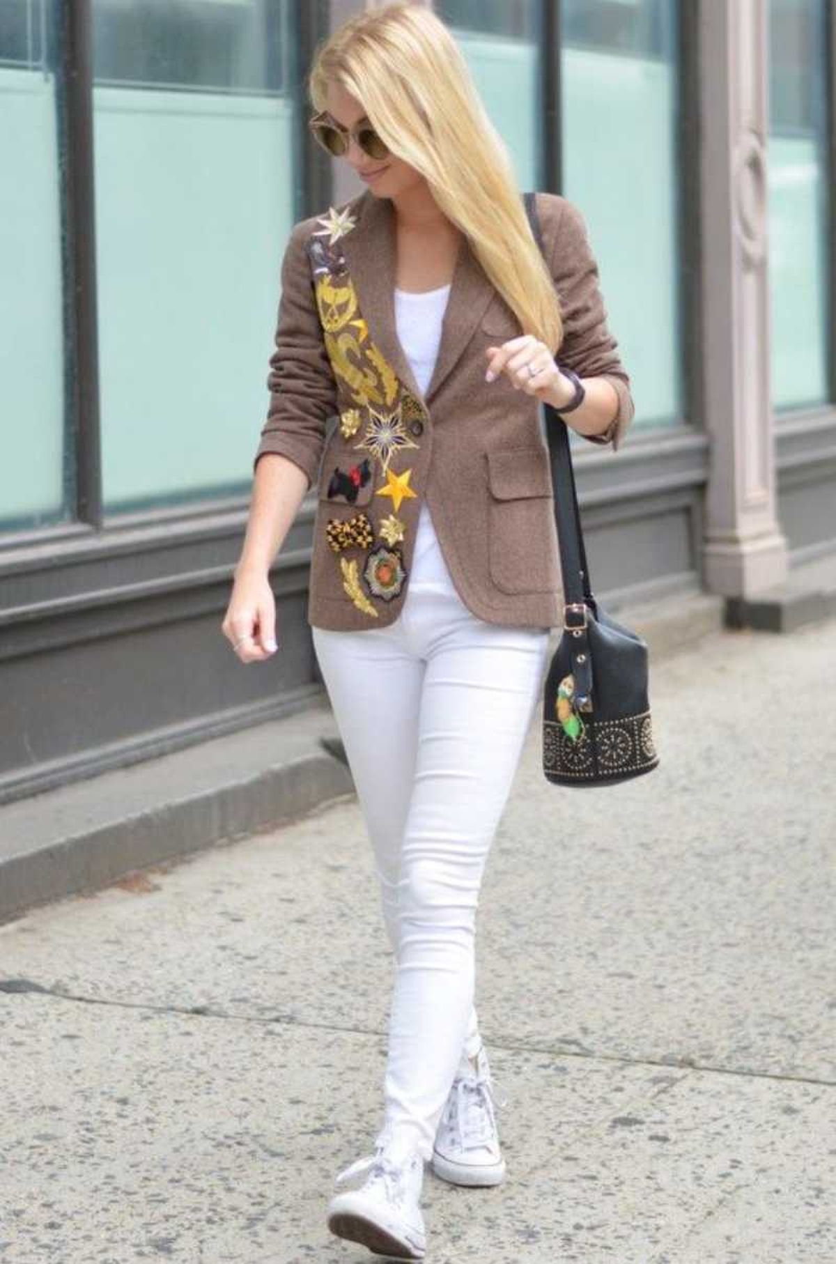 Mujer con blazer con parches.