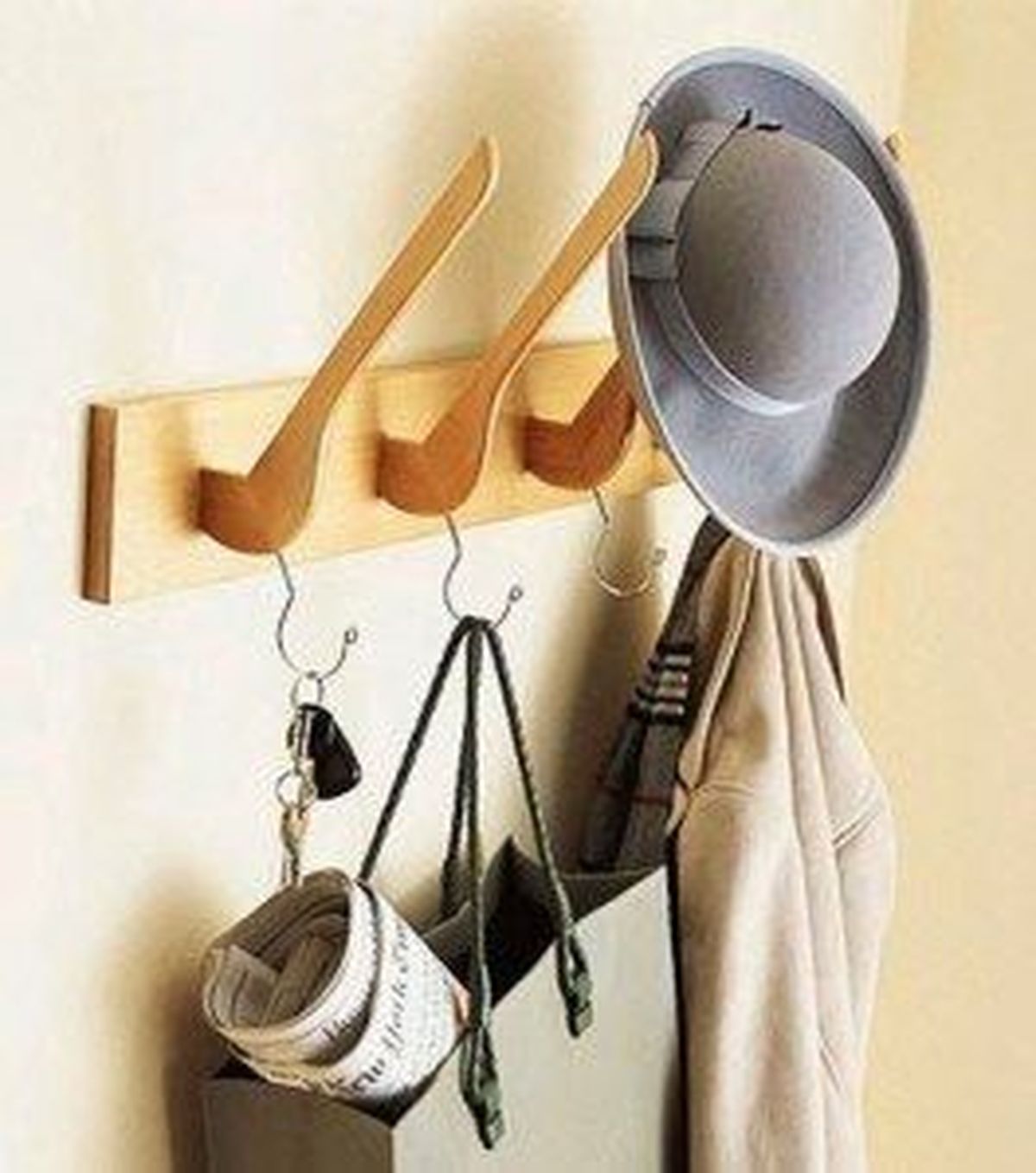 perchero con perchas en femenino