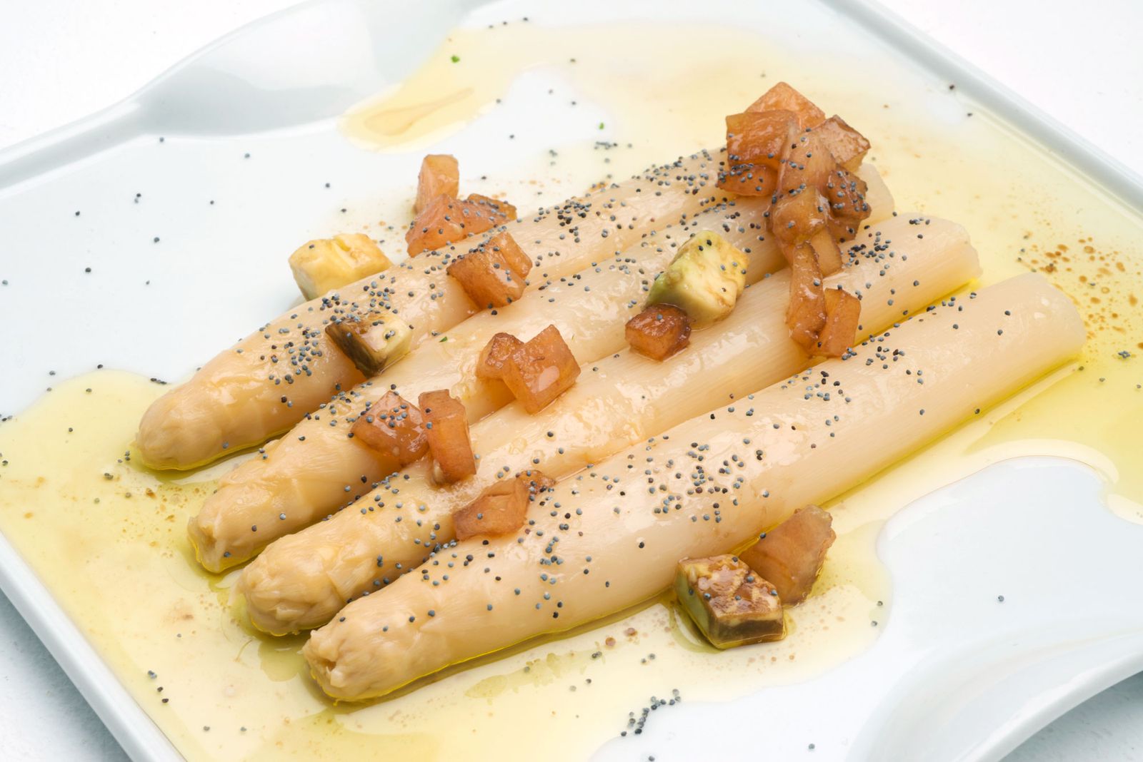 5662 2 Esparragos con vinagreta de tomate y aguacate xl