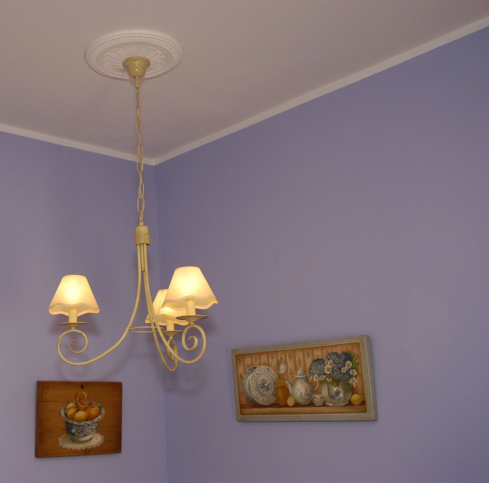 Colocar rosetón de poliestireno expandido en el techo