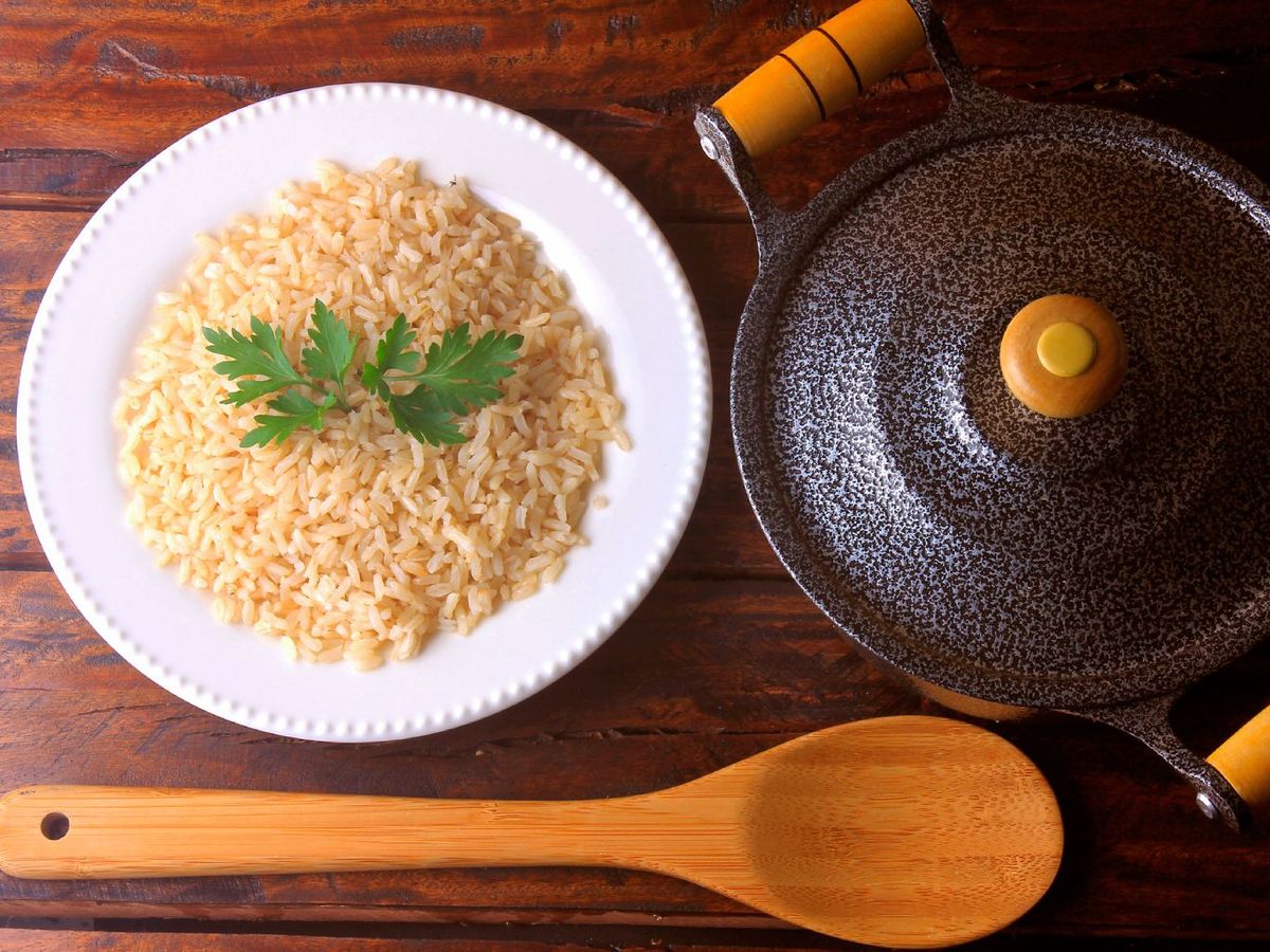 El remojo previo ayuda a cocinar el arroz integral más rápido