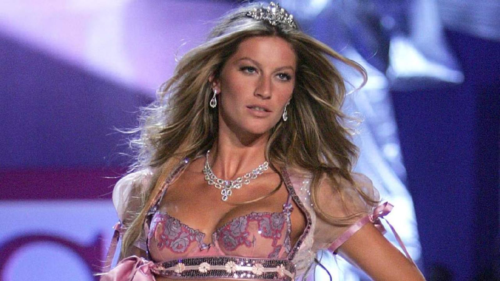 Gisele Bündchen en un desfile de Victoria's Secret