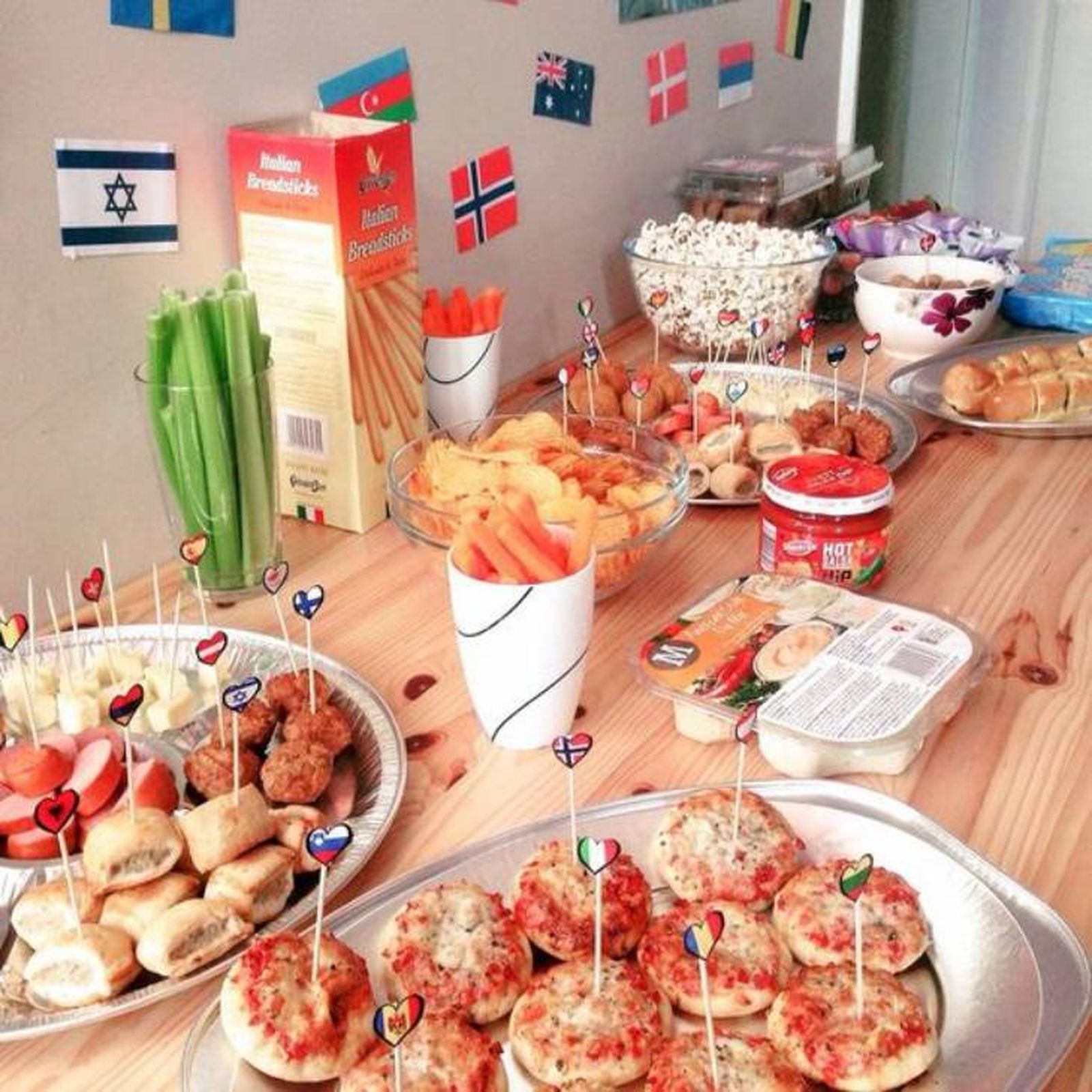 Mesa con picoteo decorado para celebrar Eurovisión en casa.
