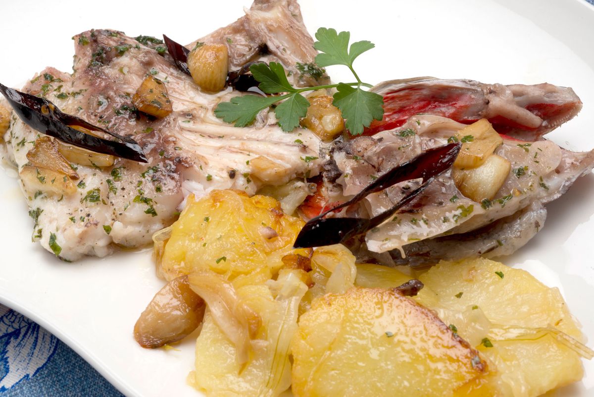 5696 1 Besugo al horno con patatas panadera (1081) xl