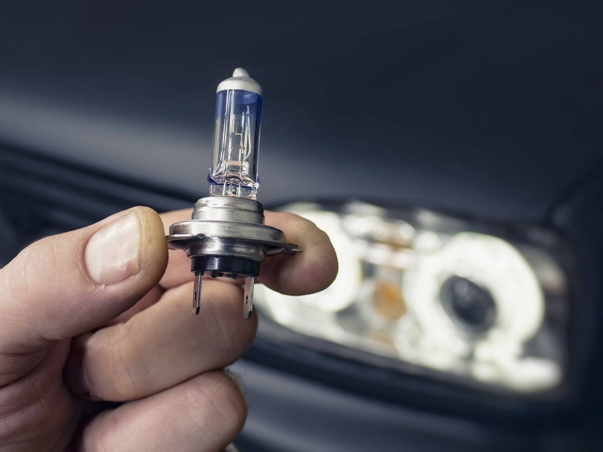 Los faros de tu vehículo también tienen bombillas reemplazables.