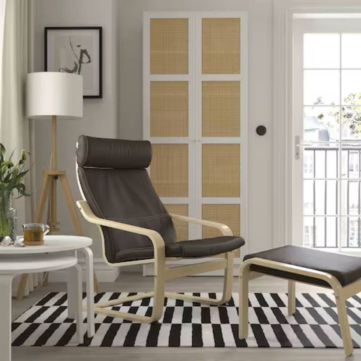 Salón con sillón Poäng de Ikea.