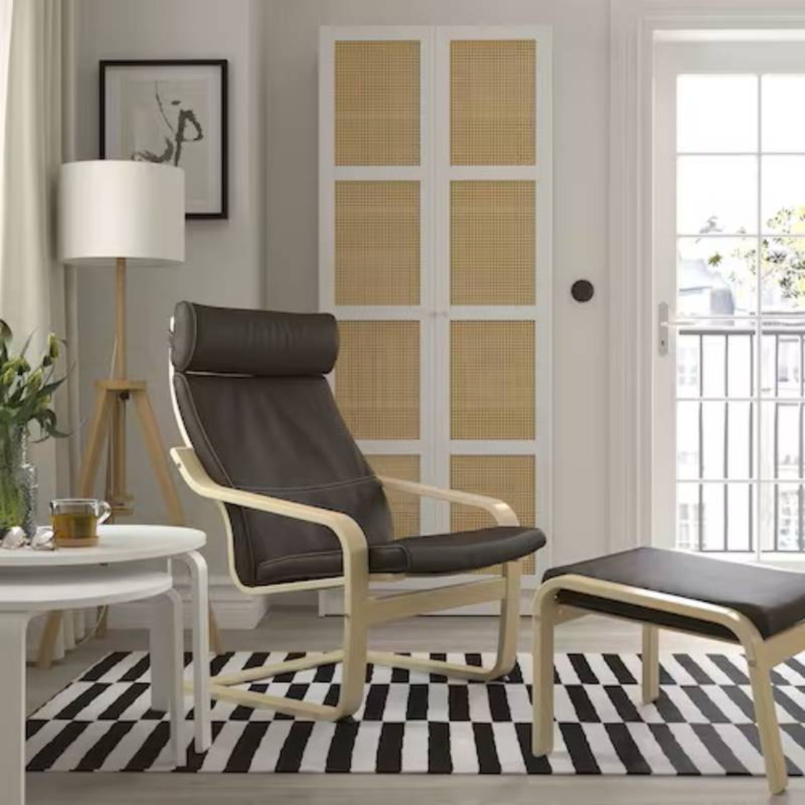 Salón con sillón Poäng de Ikea.