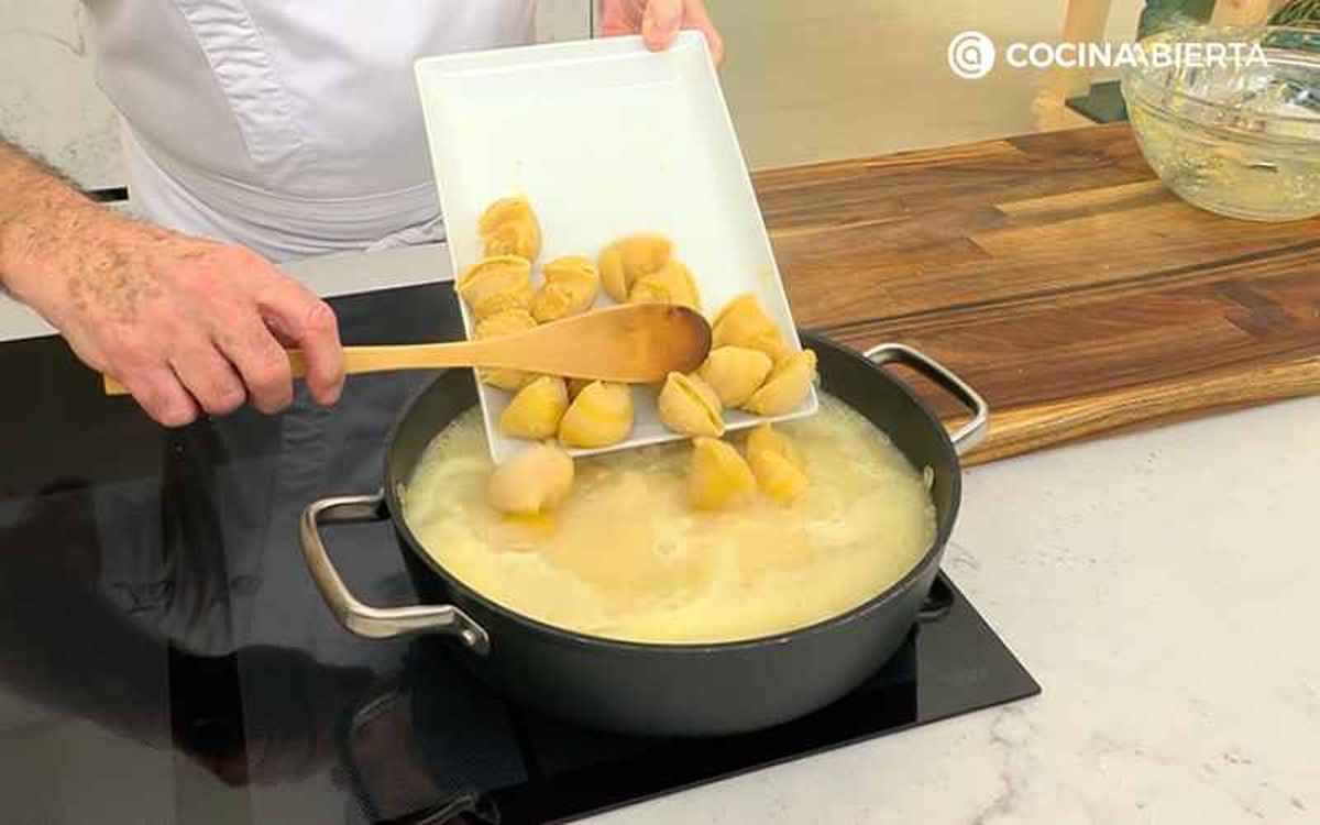 Cuece los galets rellenos con el caldo