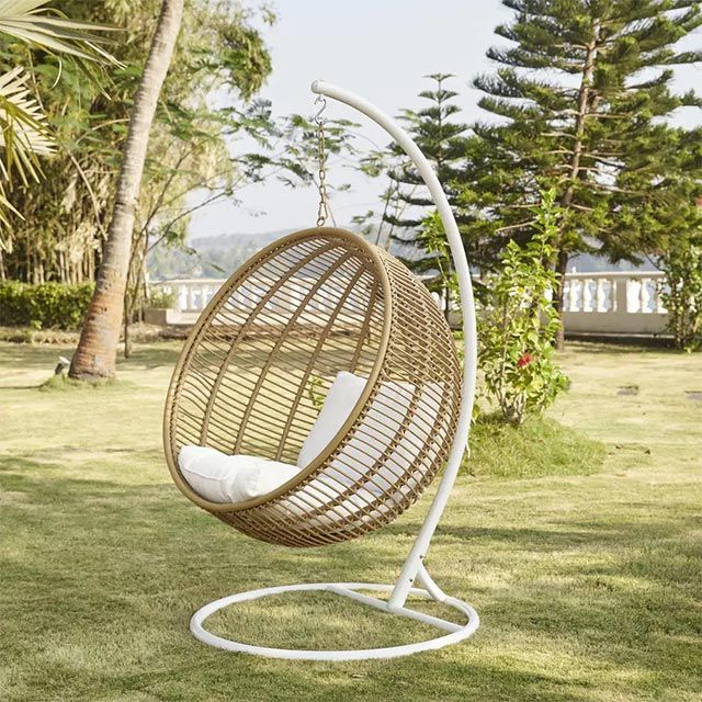 decorar jardin grande poco dinero columpio maisons du monde