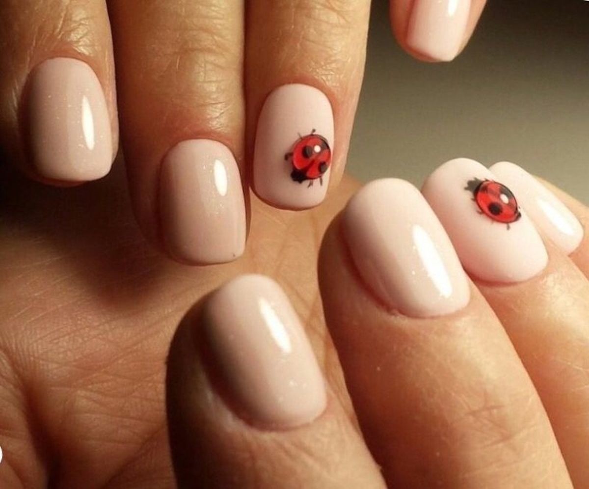 Manicura con mariquitas en relieve