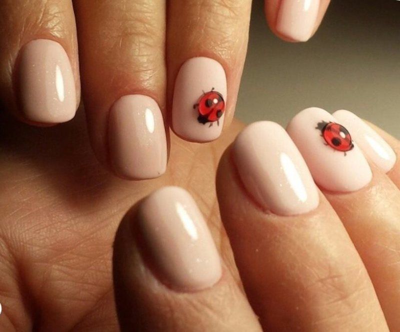 Manicura con mariquitas en relieve