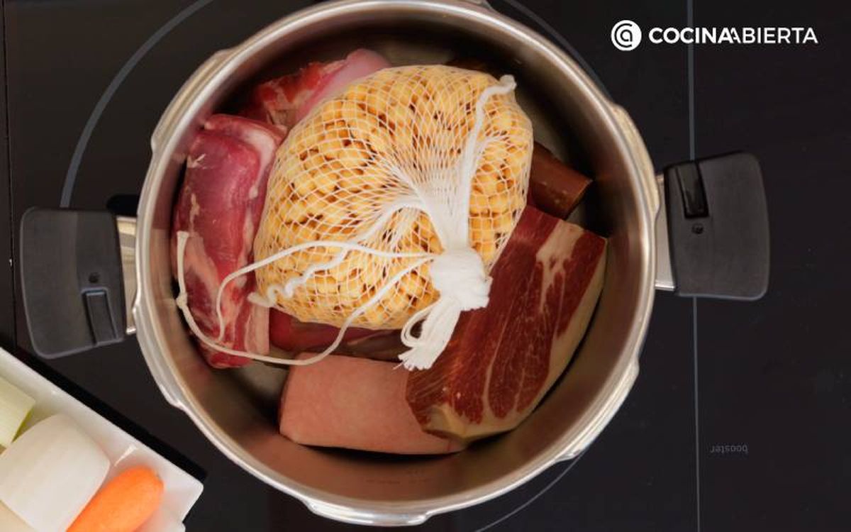 Elaboración de la receta de cocido madrileño con pelotas - Cocinar los garbanzos con carnes y hortalizas