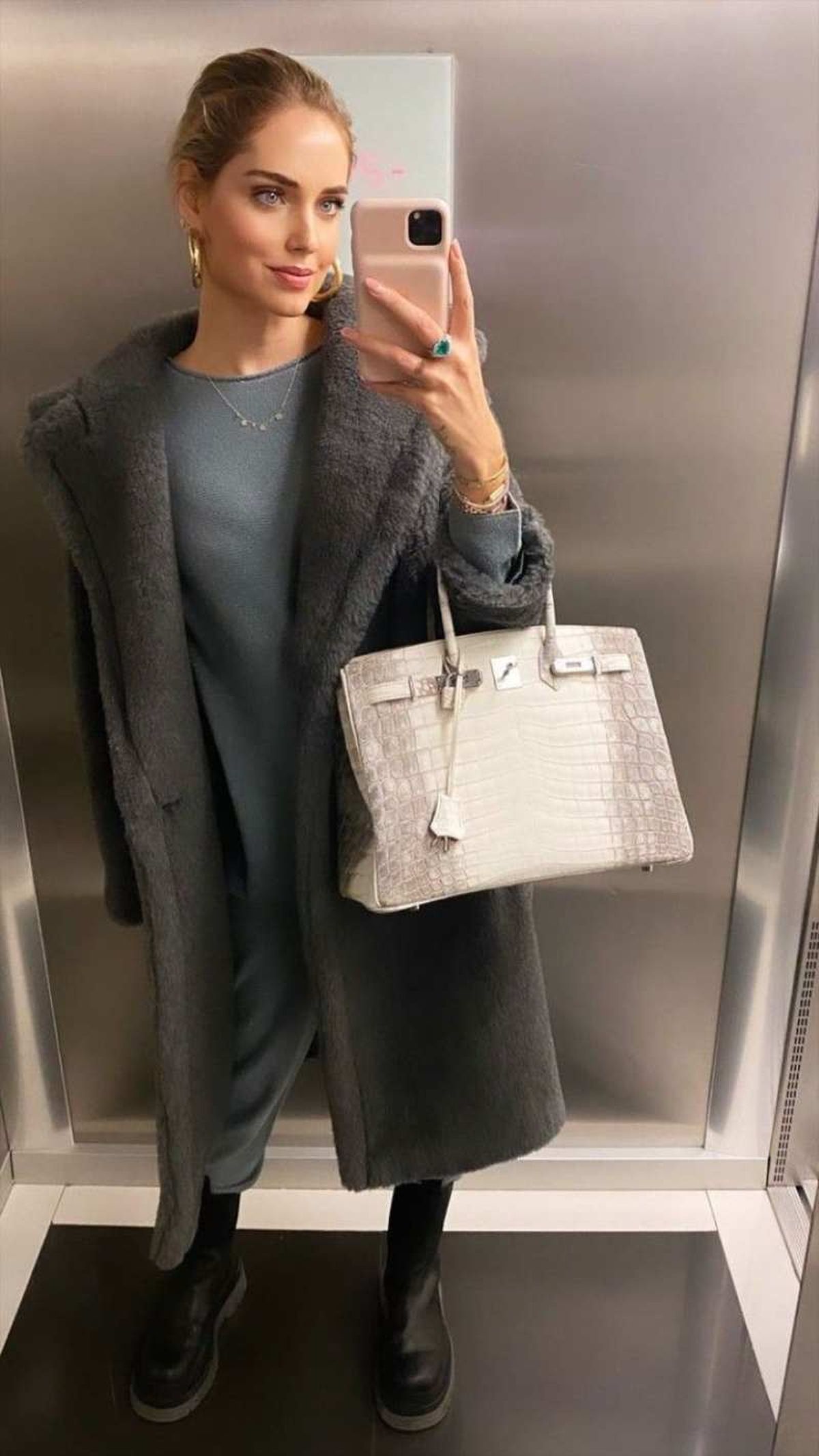 Chiara Ferragni con abrigo gris de Max Mara y total look en gris