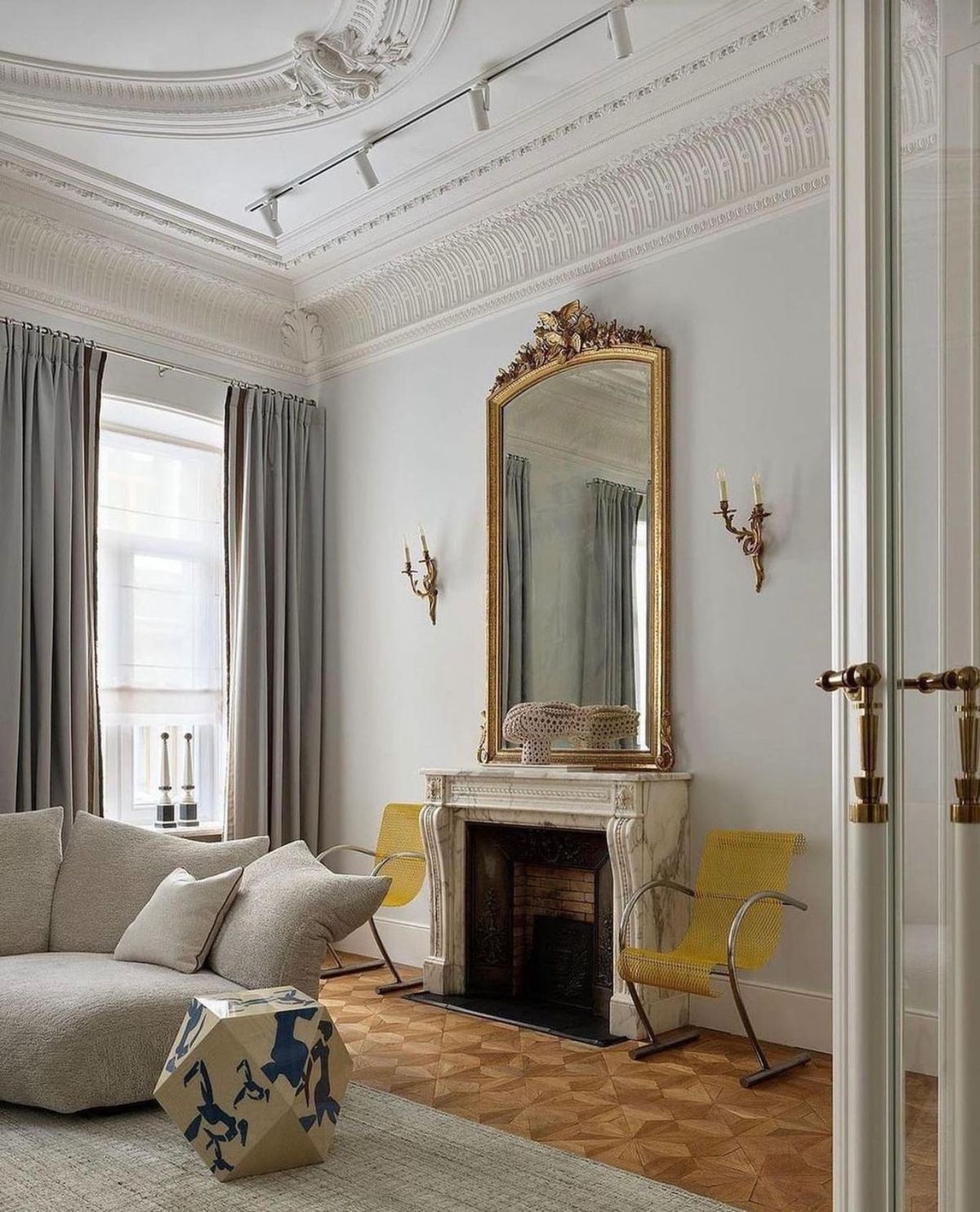 Salón retro con molduras en la pared.