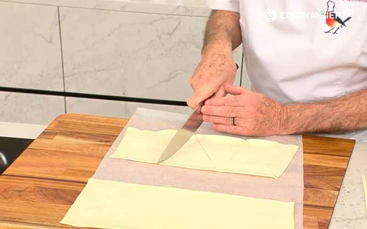 Corta la lámina de hojaldre