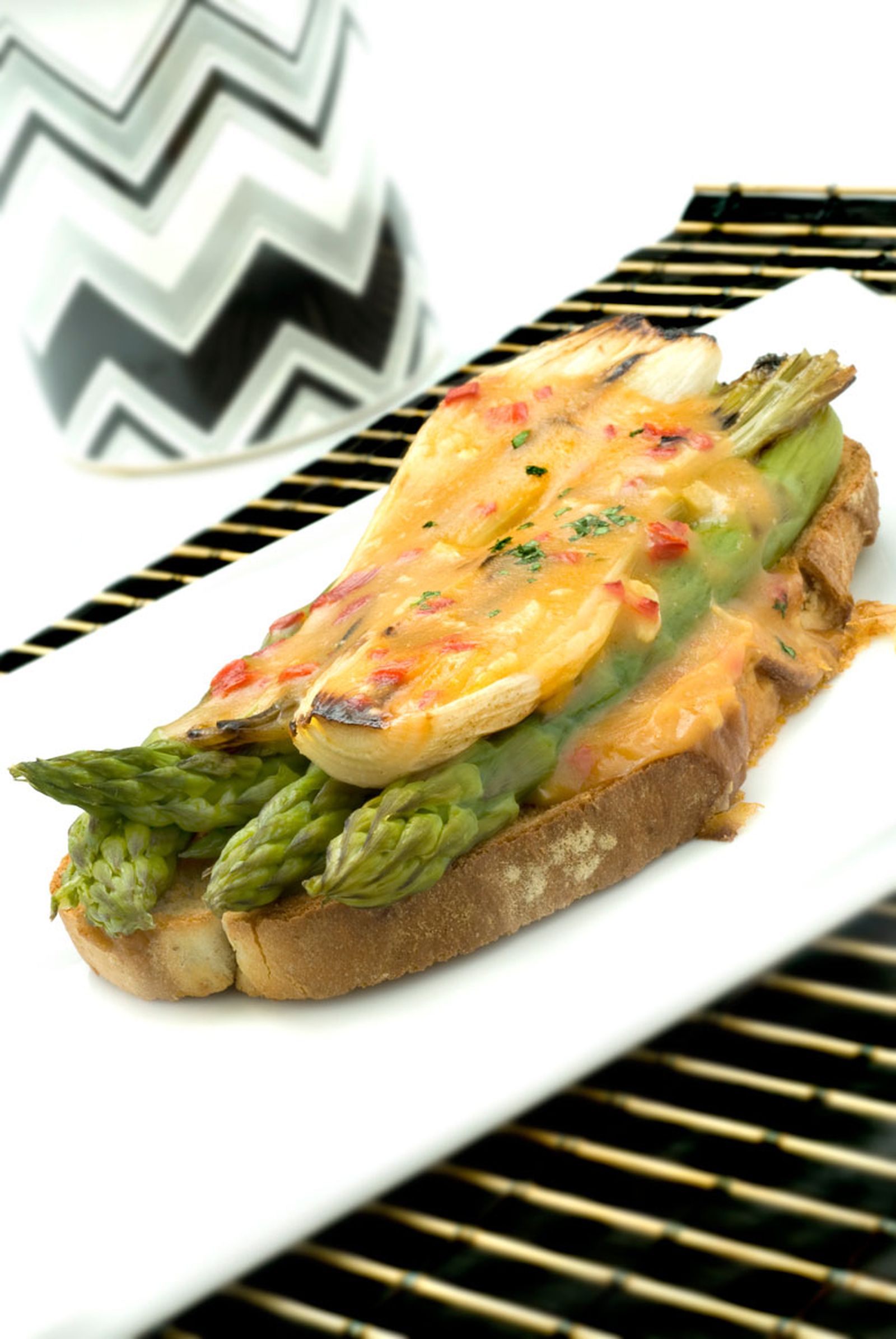 Gratinado de cebolletas y espárragos con velouté