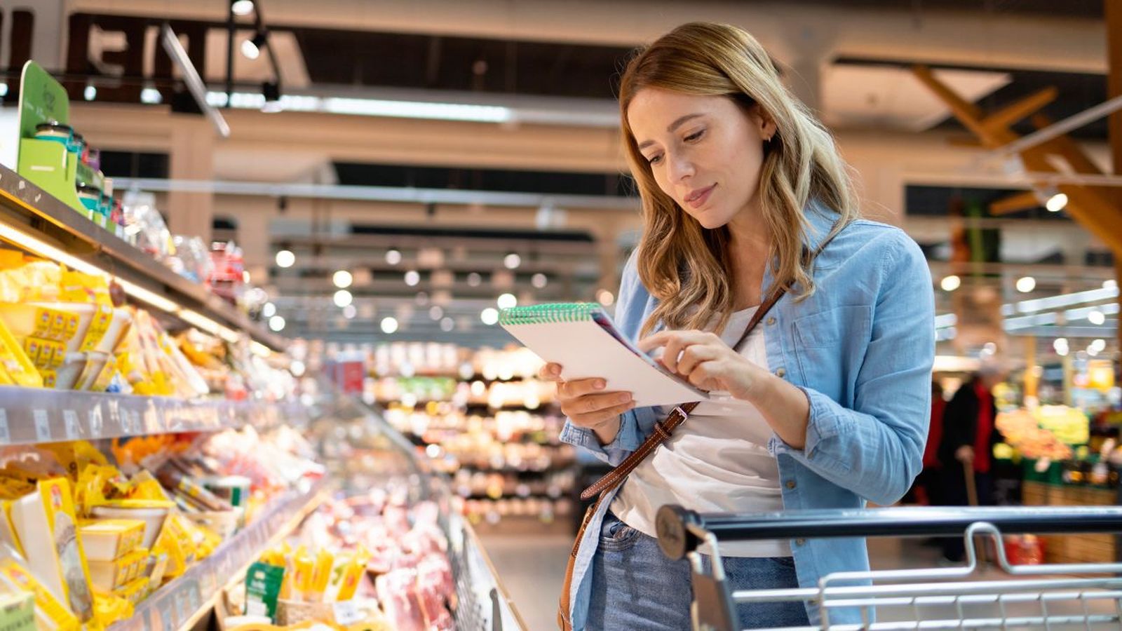 Una mujer mirando la lista de la compra