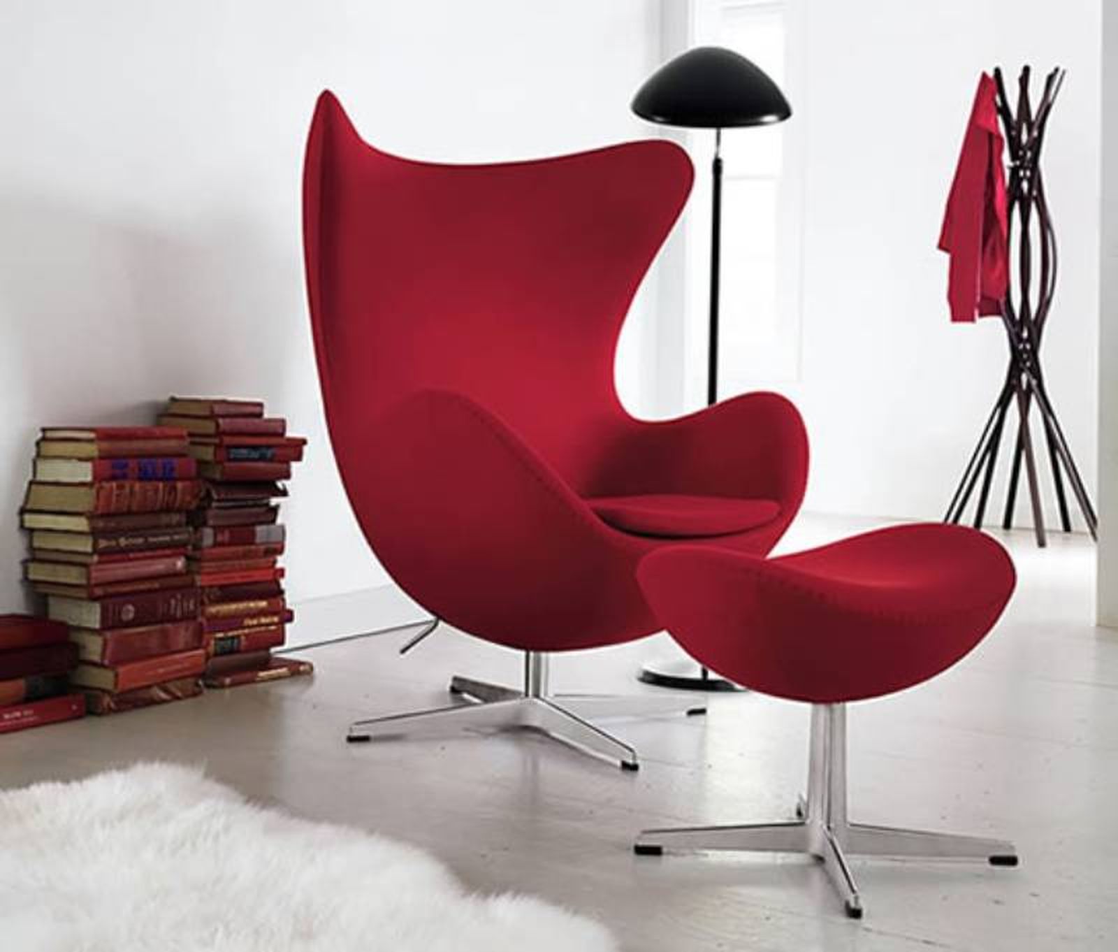 Silla Egg en cachemira de color rojo con reposapiés.